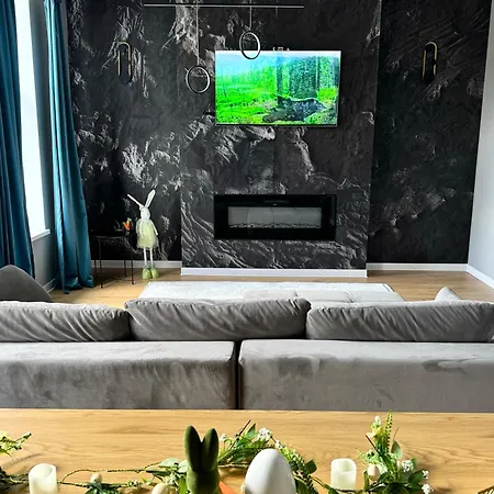 Lv Luxury Apart - One Minute Away From Train Station-3